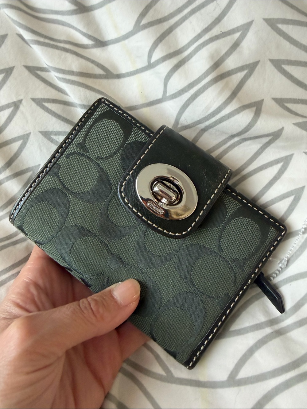 🗽Coach Green Signature Canvas Turnlock Wallet